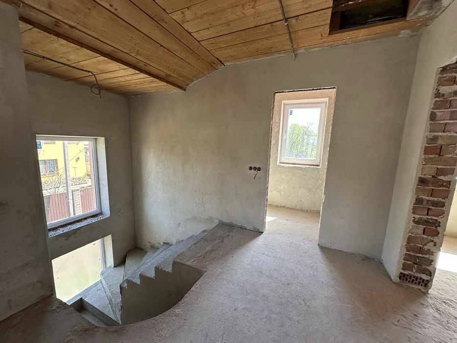 Продам особняк вул. Коновальця з балконами та гаражем площа 170м2