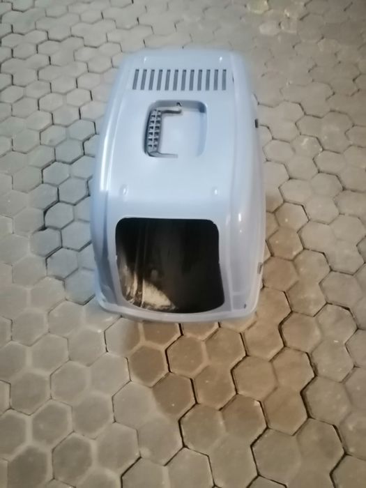 Caixa de areia fechada, cores azul e branco.