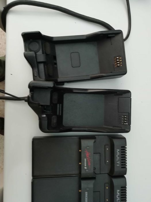 Carregadores de telemóveis antigos Motorola e Ericsson