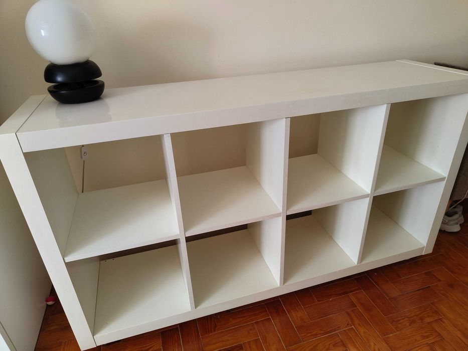 Móvel branco com cubículos