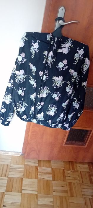 Wiatrówka czarna w kwiaty pastelowe