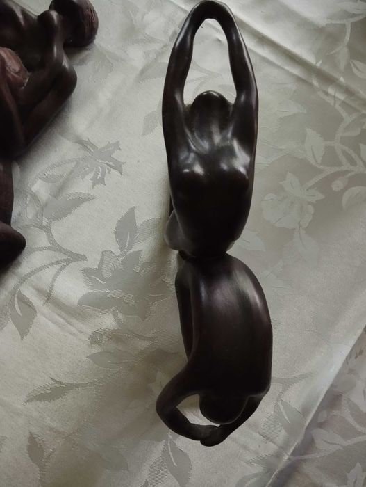 Estatueta artísticas em louça