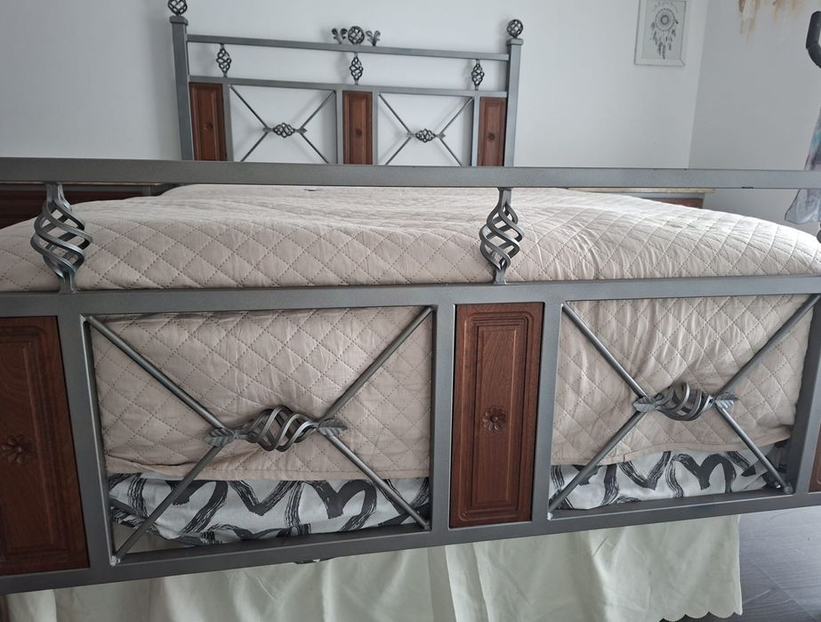 Conjunto artesanal cama + mesinhas em ferro forjado, madeira e mármore