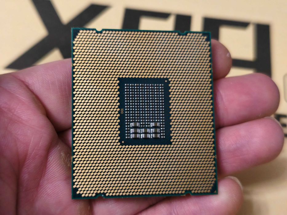 Xeon E5-2690v4 ( 14 ядер | 28 потоків ) turbo: 3.5 Ghz / lga 2011-3