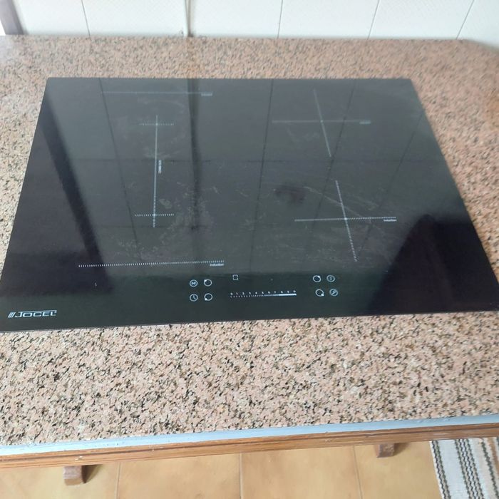 Mesa com placa de indução incorporada..