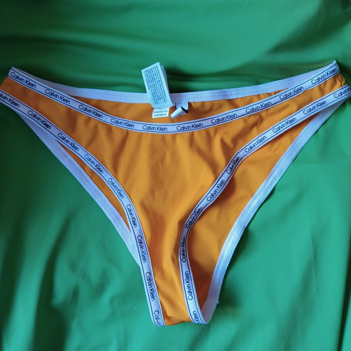 Majtki stringi Calvin Klein rozmiar L

Nowe

Polecam są super.

Wysyłk