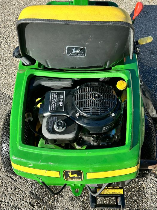 Trator corta relva John Deere com reboque