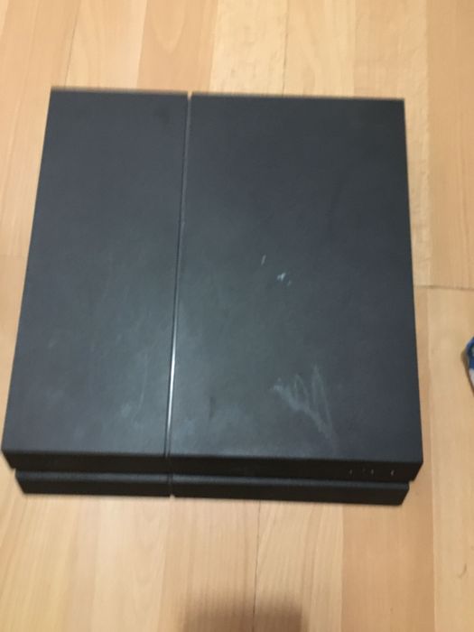 Vendo PlayStation 4 (modelo standard/FAT) com 1TB de armazenamento.