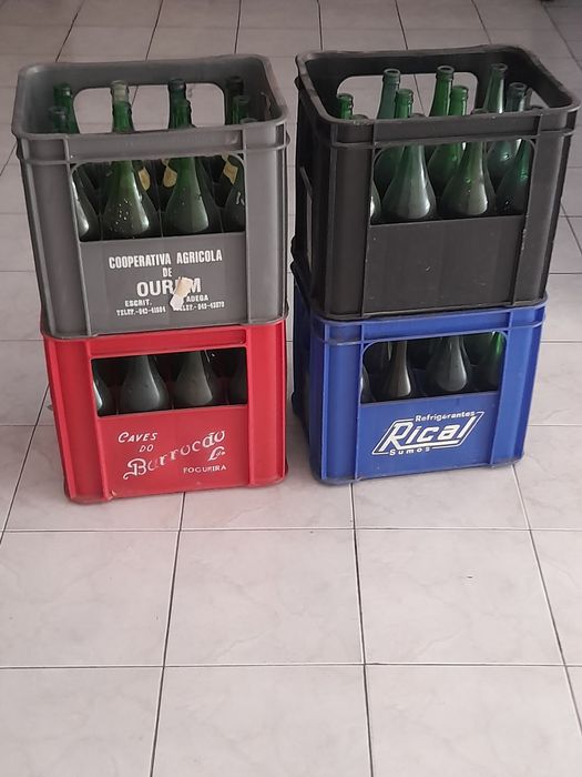 Quatro caixas antigas  de vinho, com as 12 garrafas.