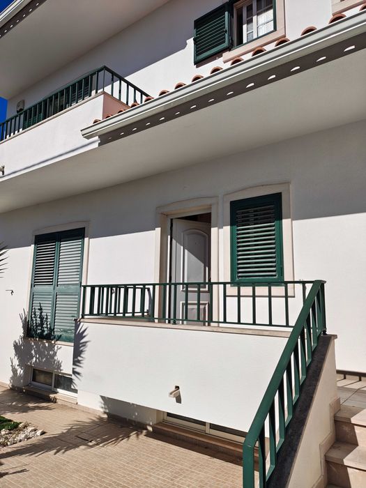 Quarto em Moradia no Feijó (Quinta do Chiado)