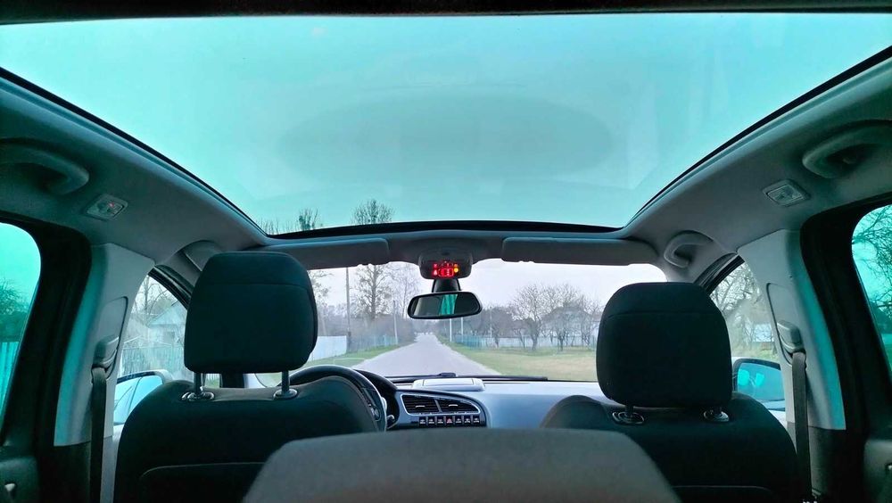 Гарний сімейний автомобіль