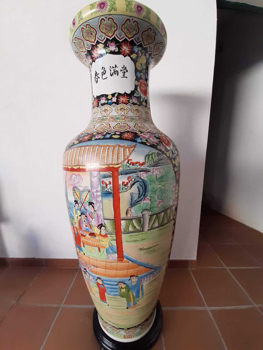 Jarrão de porcelana chinesa de grandes dimensões, pintado a mão com cenas do quotidiano. Cerca de 1,50m de altura.