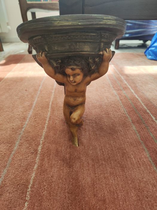 Pedestal de parede com anjo
