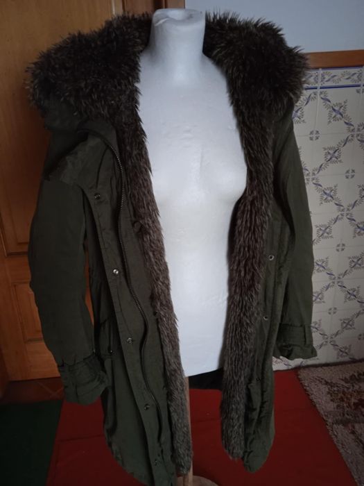 Vendo casaco forrado com pêlo muito quentinho para esta época do ano.