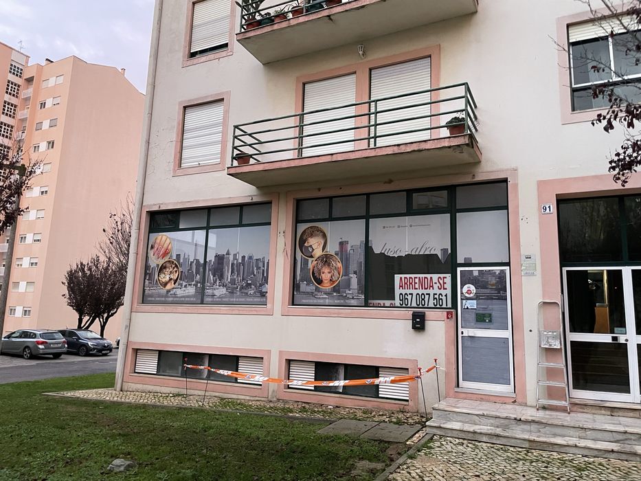 Loja para arrendamento no Carregado