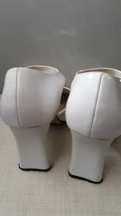 Белые  босоножки туфли