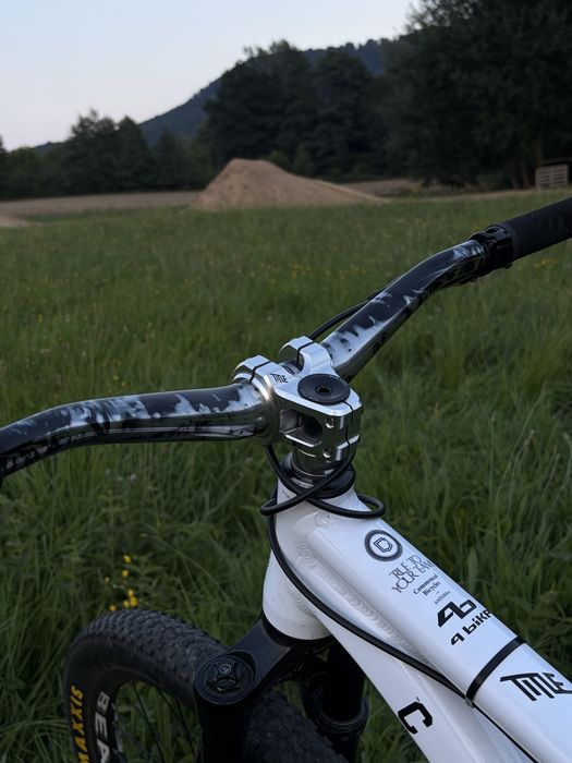 Commencal absolut pure white