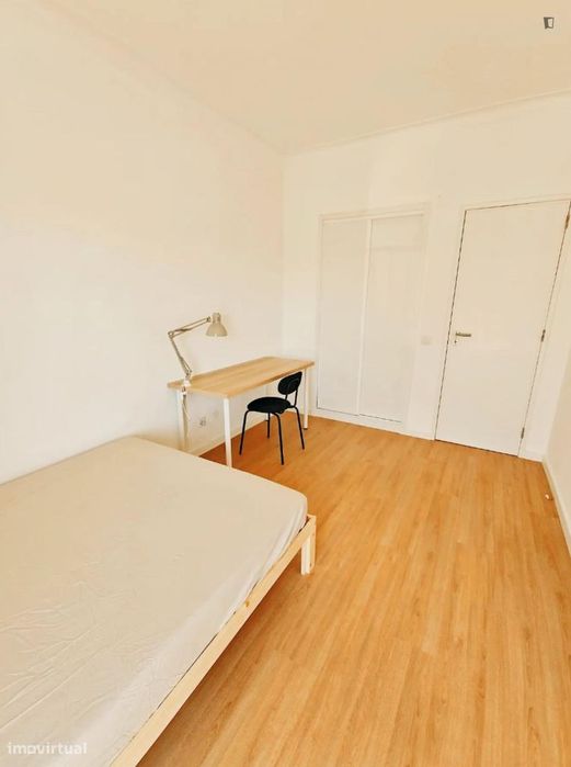 Quarto - localizado em Almada Lisbon