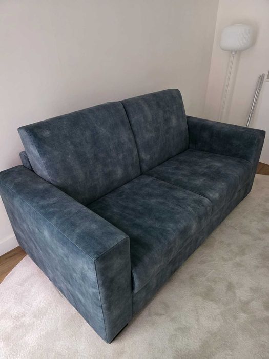 Sofa em tecido azul