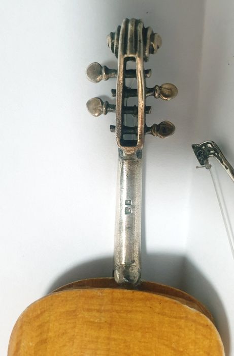 Lindissima miniatura de um violoncelo em madeira e prata portuguesa