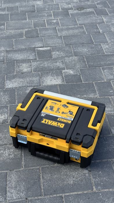DeWALT TSTAK — інструментальний ящик