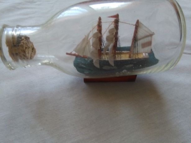 statek w butelce pamiątka z wakacji morze