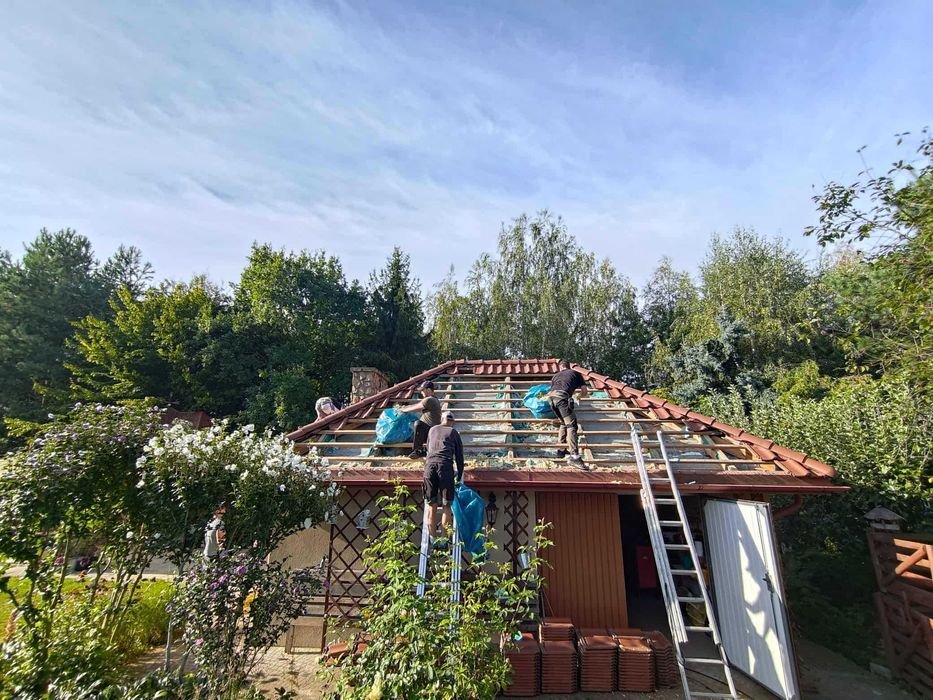 Naprawa dachu po kunie Naprawy dachów po kunach wdmuchiwanie celulozy