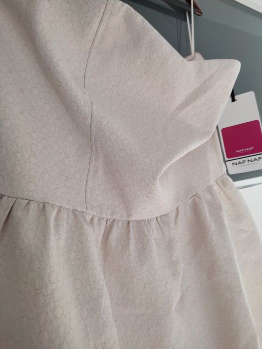 Sukienka z odkrytymi ramionami