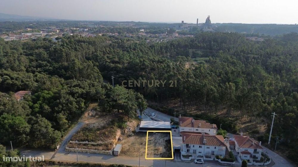 Terreno Urbano com Projeto Aprovado para Moradia Moderna na Pocariça –