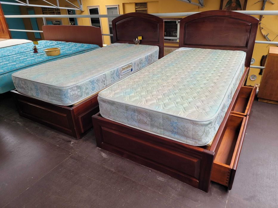 Camas de solteiro em madeira maciça com gavetas, estrado e colc