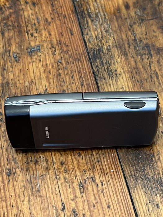 Zabytkowa Nokia 8850