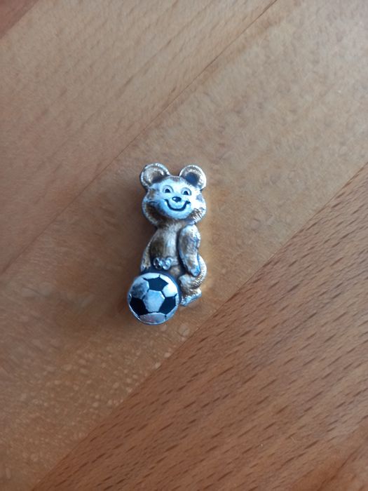 Олимпийский мишка и монета