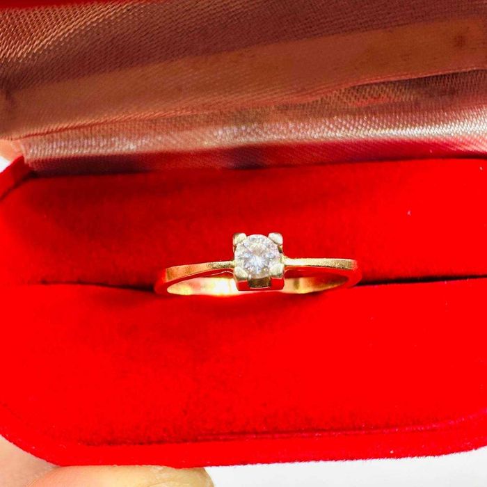 Золота каблучка з діамантом.