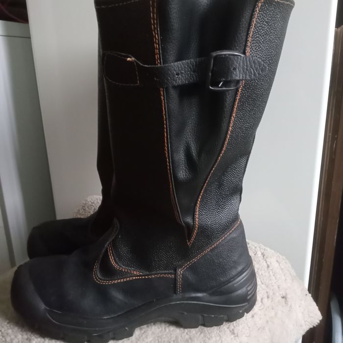 Продам рабочие сапоги.