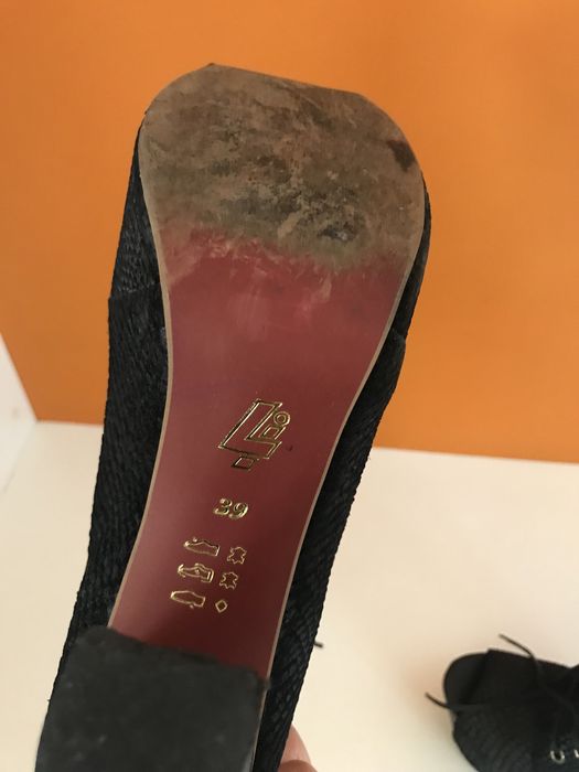 Sapato preto de salto