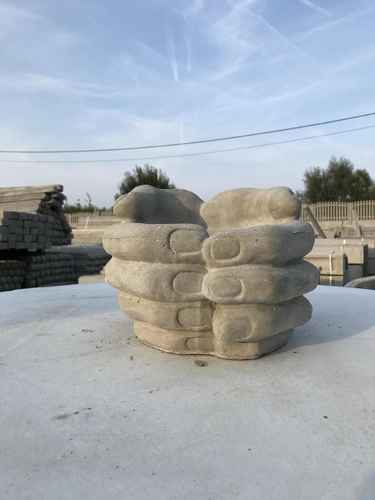 Doniczka betonowa ręce