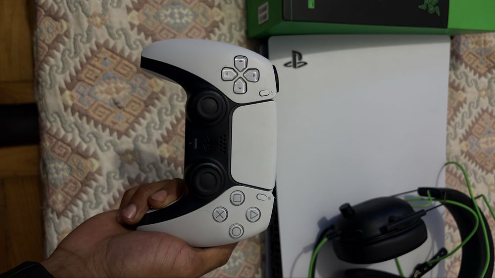 PS5 slim em perfeito estado com 1 comando em perfeito estado e com um fone gamer com menos de 1 mês de uso com a caixa e o talao de 3 anos de garantia