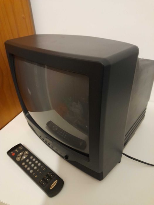 Televisão CRT Samsung com comando e a funcionar