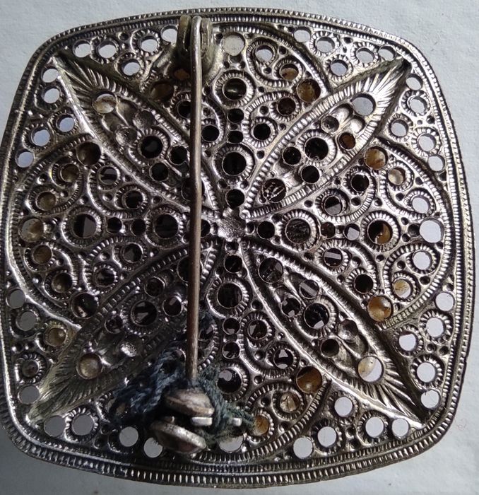 Вінтажна брошка з чорним камінням