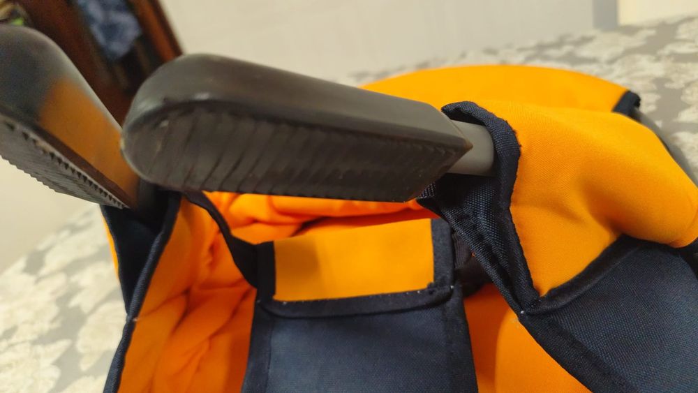 Cadeira de bebe portatil de fixaçao
25€