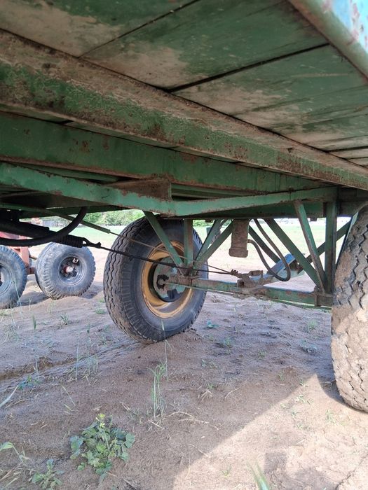 Przyczepa na krańcu Wywrot dwie strony hamulce