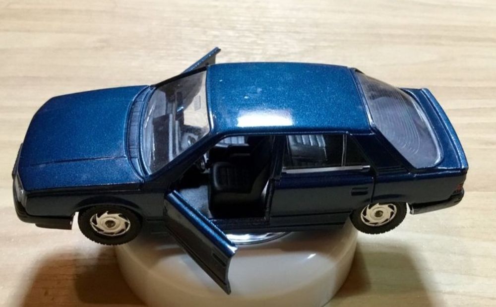 Miniatura da Solido Renault 25 em escala 1/43