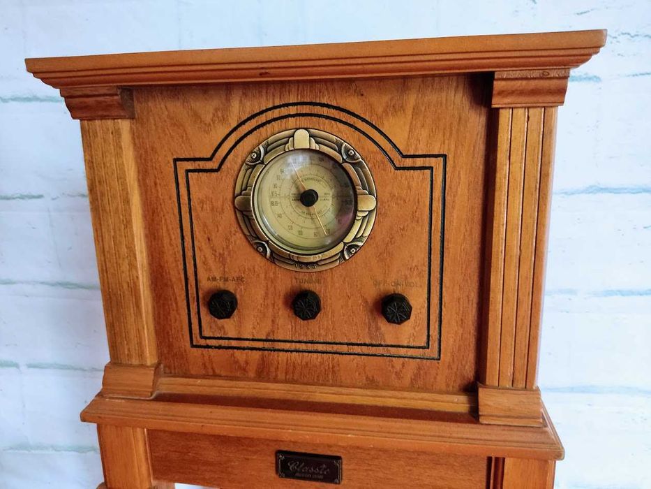 Mesa de apoio retro com rádio AM/FM e leitor de cassetes