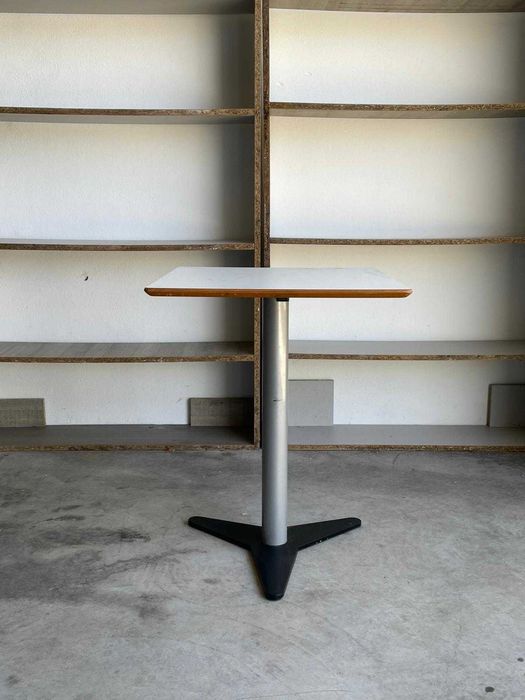 Mesa de tampo quadrado