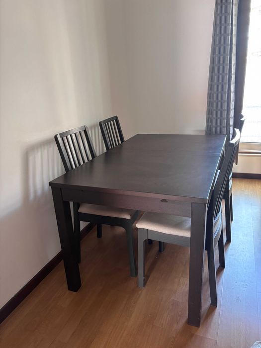 Conjunto de mesa e cadeiras