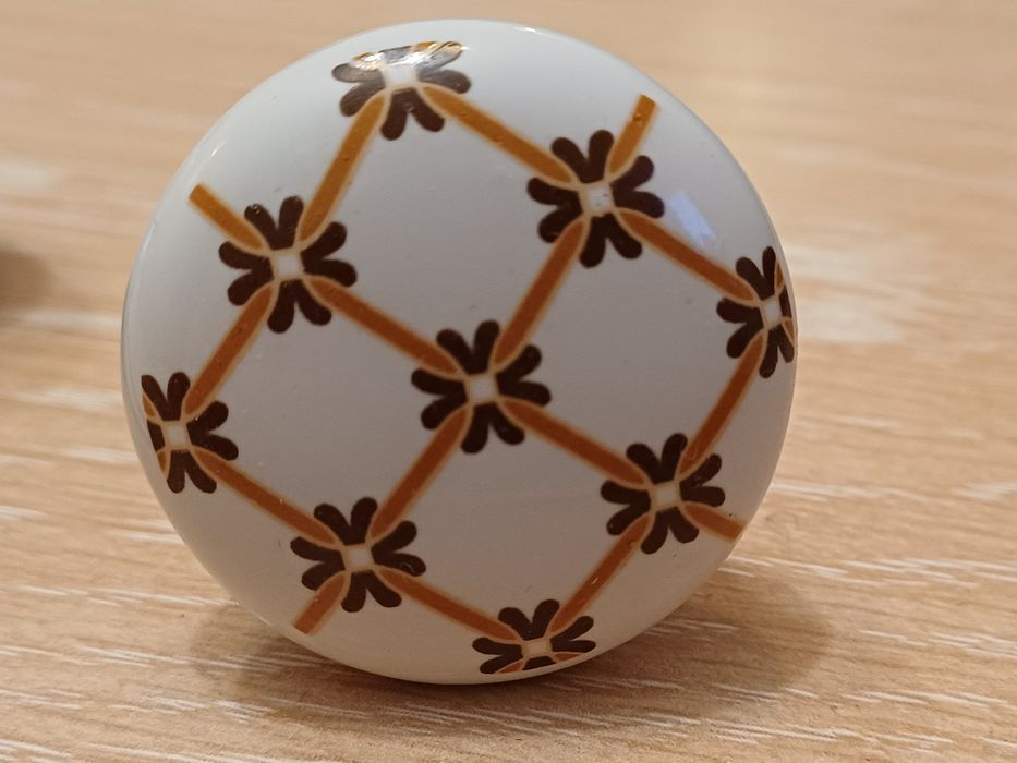 Dwa porcelanowe uchwyty do szafek