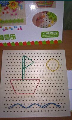 Деревянная мозаика с множеством деталей, шестерёнками и резиночками .