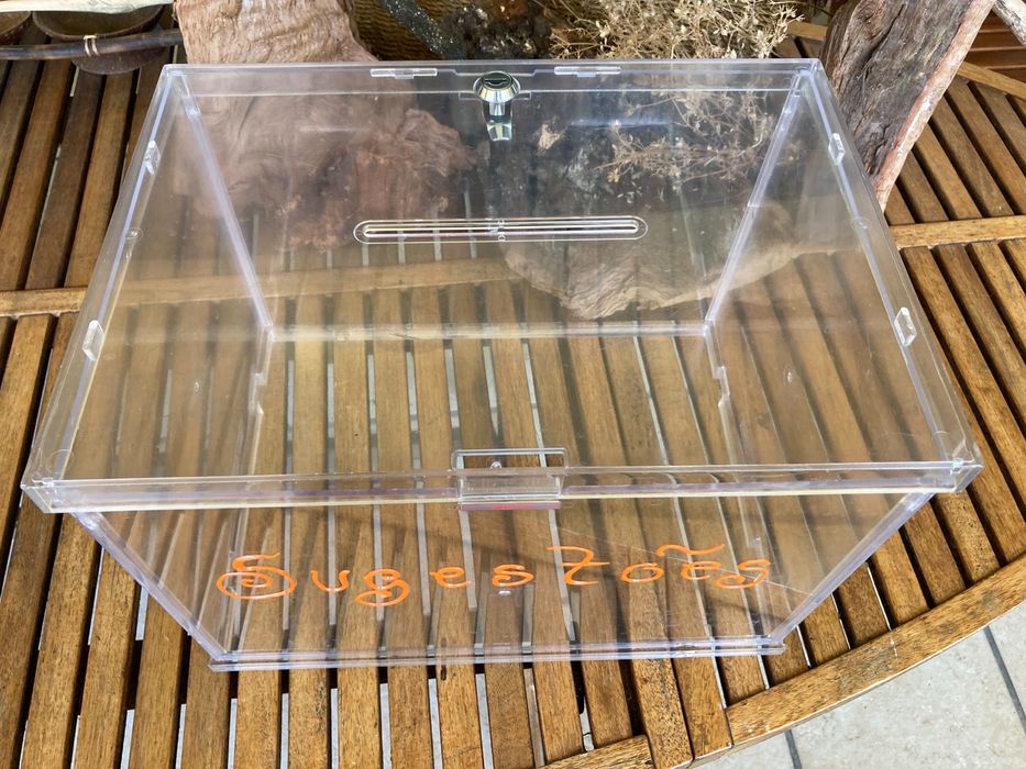 Caixa em acrílico para sugestões