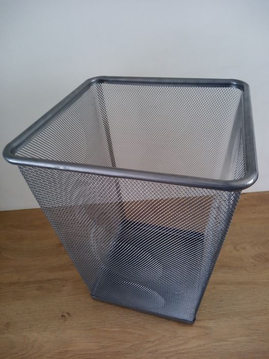 Metalowy kosz na śmieci,segregatory