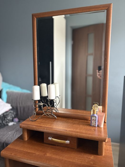 Toaletka z lustrem i szufladką